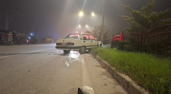 Samsun Bafra'da bariyerlere çarpan otomobilin sürücüsü hastaneye kaldırıldı