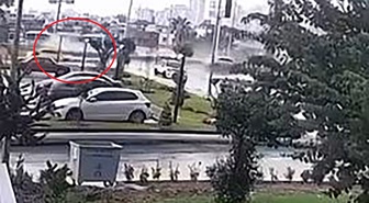 Adana'da direğe çarpan otomobilin sürücüsü eski AK Parti üyesi Aydın öldü, kaza kamerada