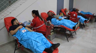 Adana Seyhan'da Kızılay Haftası'nda öğretmen ve veliler kan bağışladı