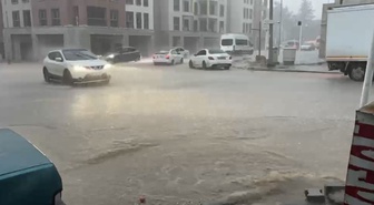 Adıyaman Besni'de sağanak sokakları göle çevirdi, köy yollarında taşkın oluştu