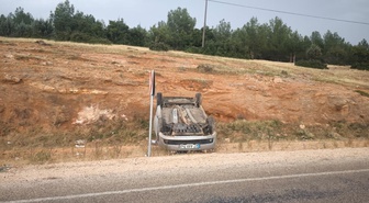 Adıyaman Besni'de takla atan otomobildeki 2 kişi yara almadan kurtuldu