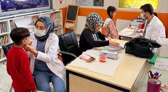 Adıyaman Kahta'da köy okulu öğrencilerine diş sağlığı eğitimi ve fırça, macun verildi