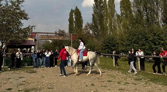 Bayburt'ta lise öğrencileri bağımlılıkla mücadele etkinliğinde ok atıp ata bindi