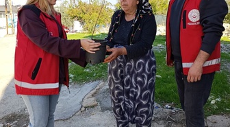 Besni'de yalnız yaşayan yaşlılar 'Çınarlara Nefes Ol' etkinliğinde fidan aldı