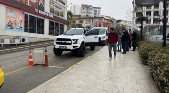 Bilecik'te pikap içinde uyuyakalan şoför, polis ve sağlık ekiplerince uyandırıldı
