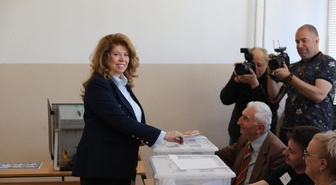 Bulgaristan'da cumhurbaşkanlığı seçimi ikinci tura kaldı, Yotova ile Gyurov yarışacak