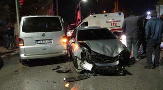 Burdur'da servis minibüsü otomobille çarpıştı, 12 öğrenci hastaneye götürüldü