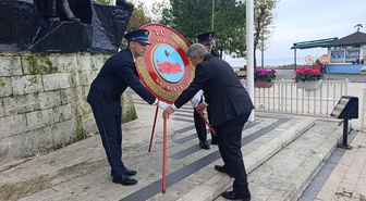 Çınarcık'ta Kaymakam ve Belediye Başkanı Cumhuriyet'in 103. yılında çelenk sundular
