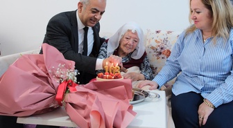 Cumhuriyet’le yaşıt! 103 yaşındaki Nazife nine 29 Ekim’i pastayla kutladı