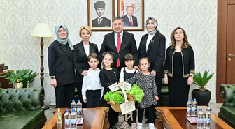 Eskişehir Valisi Yılmaz anaokulu öğrencilerinden iklim projelerini dinledi