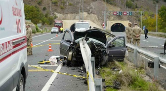 Gümüşhane'de bariyere saplanan otomobilde 1 kişi öldü, 1'i ağır 4 kişi yaralandı