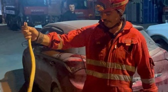 Hatay Antakya'da itfaiye istasyonuna gelen araçtaki yılan yakalanıp doğaya bırakıldı