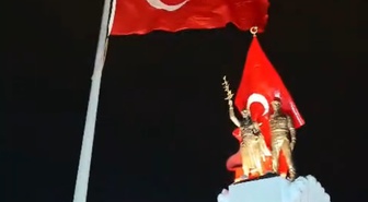 Hatay genelinde fırtına ve yağış yüzünden bayraklar zarar görmesin diye indirildi