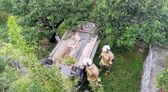 Hatay İskenderun'da bahçeye devrilen cipin sürücüsü ve yolcusu yaralandı