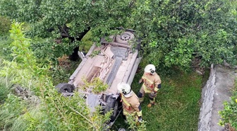 İskenderun'da ters dönen otomobilde mahsur kalan 2 kişiyi itfaiye kurtardı