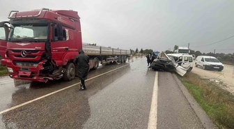 İzmir'in Ödemiş ilçesinde tırla çarpışan kamyonette 1 kişi öldü, 1 kişi yaralandı