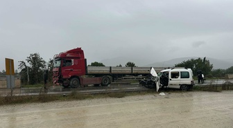 İzmir Ödemiş'te hafif ticari araç TIR'la çarpıştı, 1 kişi öldü, 1 kişi ağır yaralandı