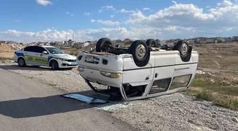 Karaman'da panelvan otomobille çarpışıp devrildi, iki sürücü yaralandı