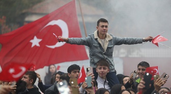 Kayseri'de lise öğrencileri Cumhuriyet'in 103. yılını meşaleli etkinlikle kutladı