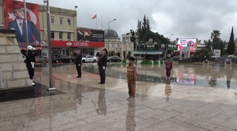 Kilis'te 108. yıl töreninde askerlerle saygı duruşuna duran çocuklar duygulandırdı
