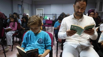 Kozan'da öğretmen Emel Ünlü ve veliler, çocuklarla bir saat kitap okudu