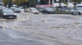 Malatya'da 15 dakikalık sağanakta tıkanan mazgallar trafiği durma noktasına getirdi
