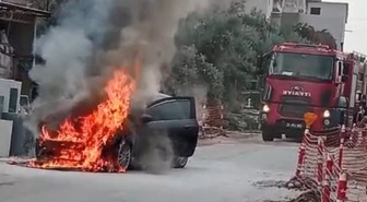 Mersin Erdemli'de park halindeki otomobil motor kısmından alev alıp kullanılamaz oldu