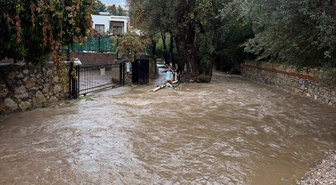 Muğla Bodrum'da sağanakta mahsur kalan hamile kadın kurtarılıp hastaneye kaldırıldı