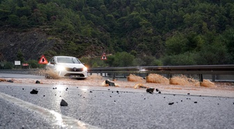 Muğla Dalaman'da sağanakta Tersakan Deresi taştı, ev ve iş yerleri su altında kaldı