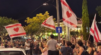 Netanyahu'ya sandık darbesi! Muhalifler sokaklarda kutlama yapıyor