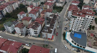 Ordu'da cadde ortasındaki 170 bin voltluk direk sürücülere zor anlar yaşatıyor