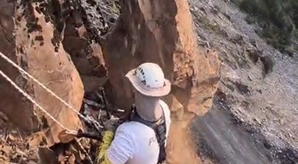 Şırnak'ta 46 tonluk kayanın düştüğü yolda dağcı ekipler temizlik başlattı