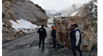 Şırnak'ta riskli kayalar IRATA sertifikalı dağcı ekiplerce temizleniyor
