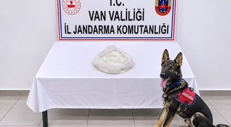 Van Gevaş'ta jandarma otobüste yolcunun çantasında 1 kilo 32 gram metamfetamin buldu