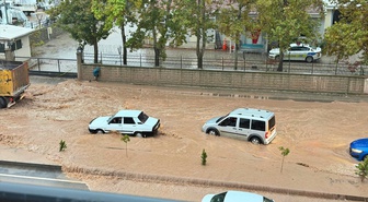 Adıyaman Gölbaşı'nda sağanak ulaşımda aksamalara ve su birikintilerine yol açtı