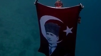 Akyaka'da iki dalgıç Cumhuriyet'in 103. yıl dönümünde Türk bayrağını su altında açtı