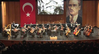 Bursa'da Cumhuriyet'in 103'üncü yılı konserinde İzmir Marşı hep birlikte söylendi