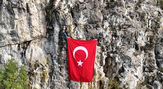 Çorum'da dağcılar 29 Ekim için kayalıktan 60 metre inip dev Türk bayrağını açtı