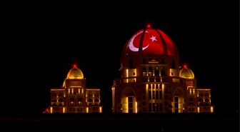 Doha'daki simge yapılar 29 Ekim'de Türk bayrağı renkleriyle ışıklandırıldı