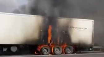 Düzce Kaynaşlı'da TIR'da çıkan yangın dorsene sıçradı, yarım saatte söndürüldü