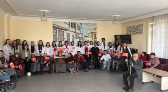 Eskişehir'de huzurevi sakinleri ve çocuklar Cumhuriyet'in 103. yılında buluştu