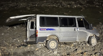 Hakkari'de düzensiz göçmen taşıyan minibüs şarampole devrildi, 24 kişi yaralandı