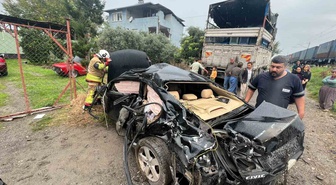 Hatay Dörtyol'da trenle çarpışan otomobilde 2 kişi yaralandı