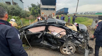 Hatay Dörtyol'da yük treni otomobile çarptı, 2 kişi ağır yaralandı