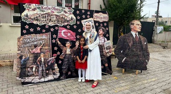 Hatay Kumlu'da yağmurda Atatürk'ün maketine şemsiye tutan küçük kız yürekleri ısıttı