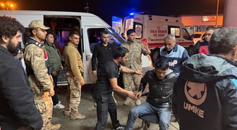 Hakkari'de jandarmadan kaçan göçmen minibüsü dereye yuvarlandı! 12 kişilik araçta 20 yaralı