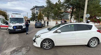 Karaman'da kavşakta iki otomobil çarpıştı, 1 yaralı hastaneye kaldırıldı