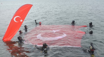 Kocaeli'de dalgıçlar Cumhuriyet'in 103. yılını denizde bayrak açarak kutladı