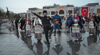 Konya'da 103 dansçı Cumhuriyet'in 103. yılı için Harmandalı Zeybeği oynadı