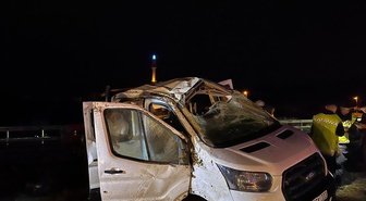 Manisa Sarıgöl'de kamyonet refüje çarptı, araçtaki 3 kişi yaralandı